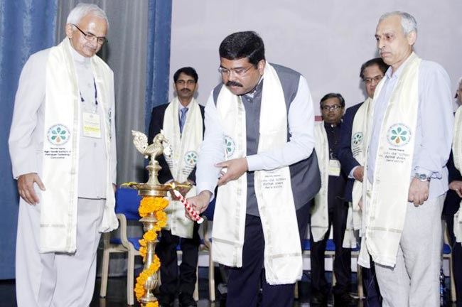 	Hon’ble Minister of State (Independent Charge), MoPNG Shri Dharmendra Pradhan Ji (centre) lighting the lamp.	